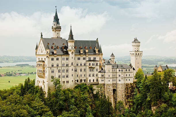 なノイシュバンシュタイン城 - neuschwanstein ストックフォトと画像