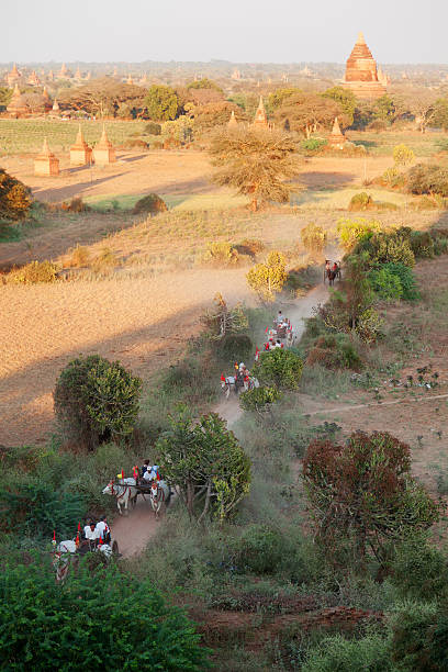 바간, 미얀마에 - vibrant color front view bagan myanmar 뉴스 사진 이미지