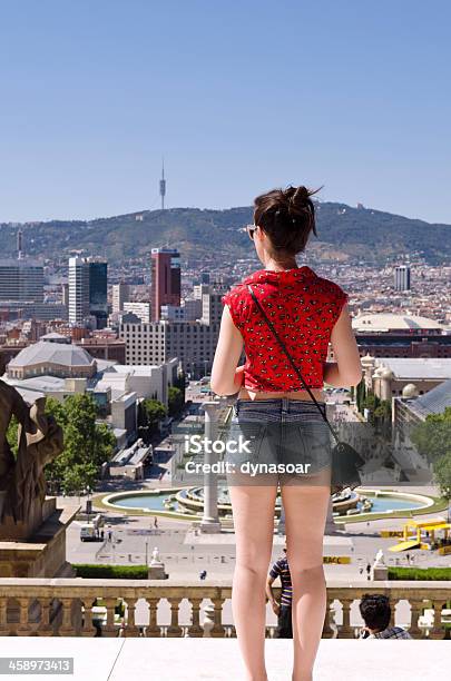 Jovem Mulher Desfrutar Da Vista Espectacular De Barcelona De Montjuic - Fotografias de stock e mais imagens de Admirar a Vista