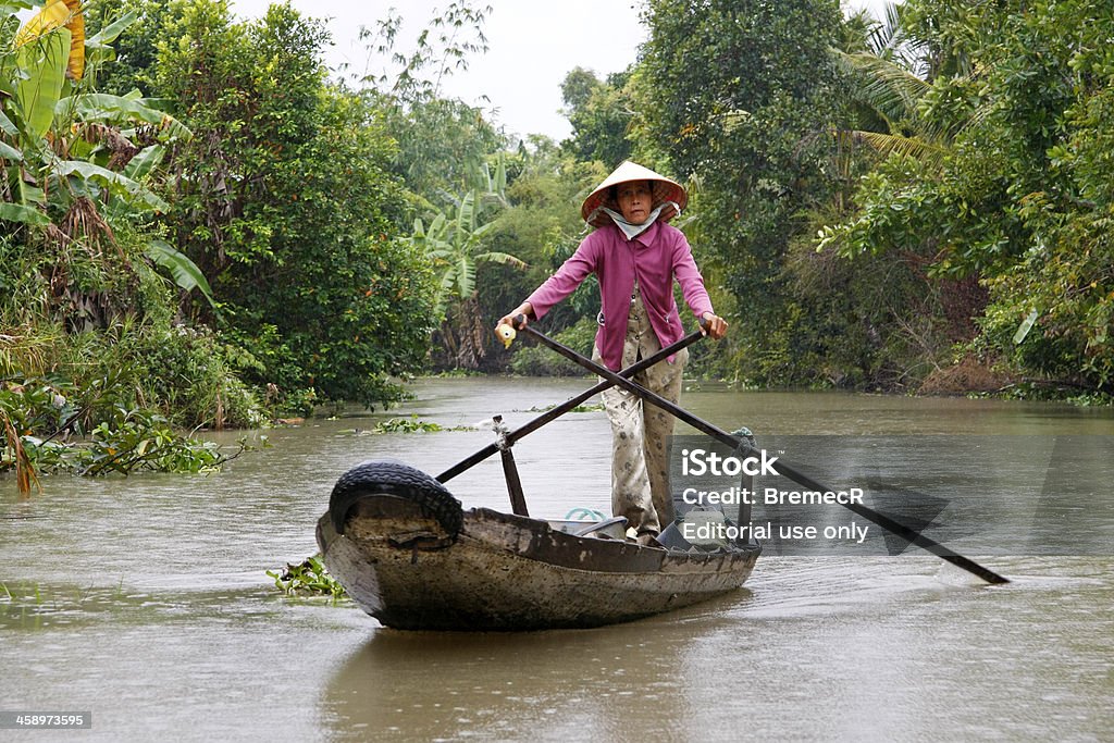 Middle la vieille femme sur un bateau - Photo de Adulte libre de droits