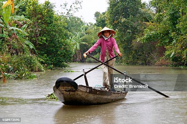 Photo libre de droit de Middle La Vieille Femme Sur Un Bateau banque d'images et plus d'images libres de droit de Adulte - Adulte, Asie, Asie du Sud-Est