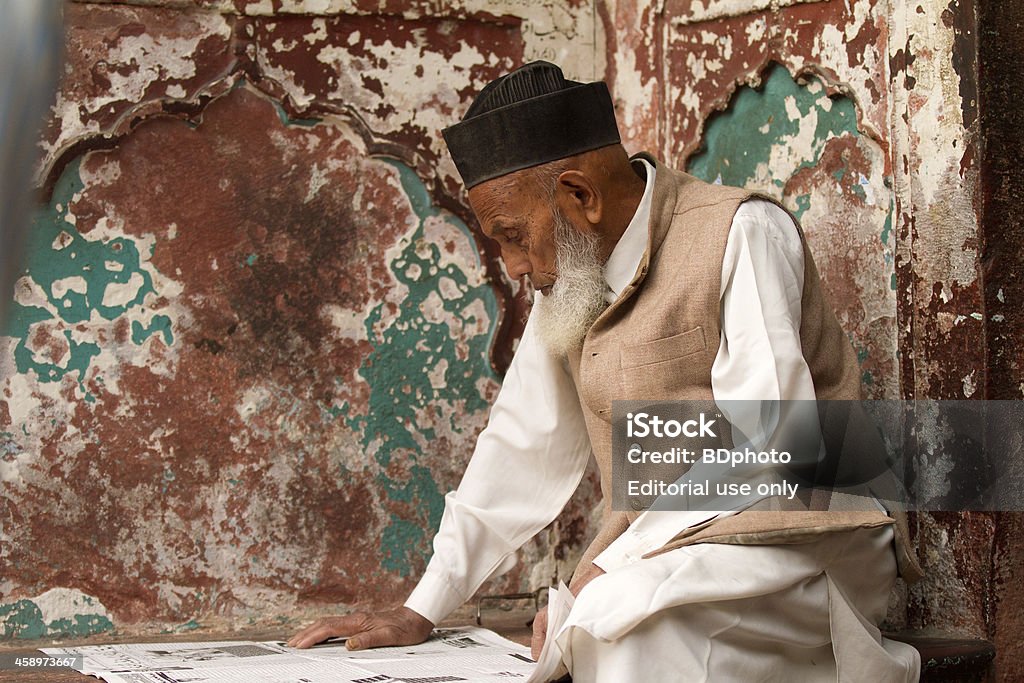 읽는 뉴스페이퍼, 뉴 델리, 인도 - 로열티 프리 남자 스톡 사진