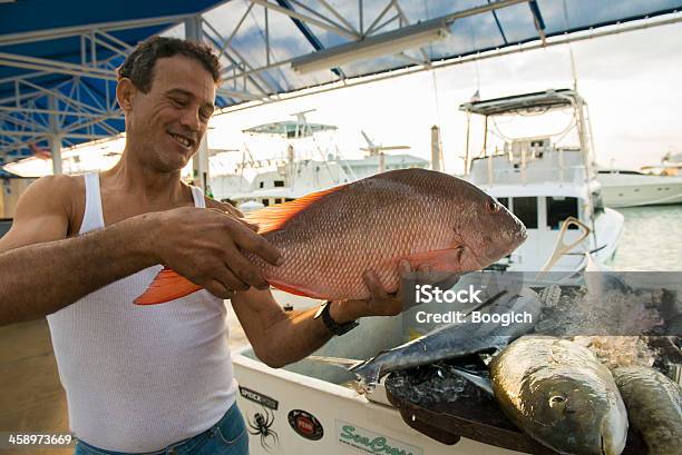 Szczęśliwy Rybak Wytrzyma Fish - zdjęcia stockowe i więcej obrazów Ryba - Ryba, Stan Floryda, Trzymać