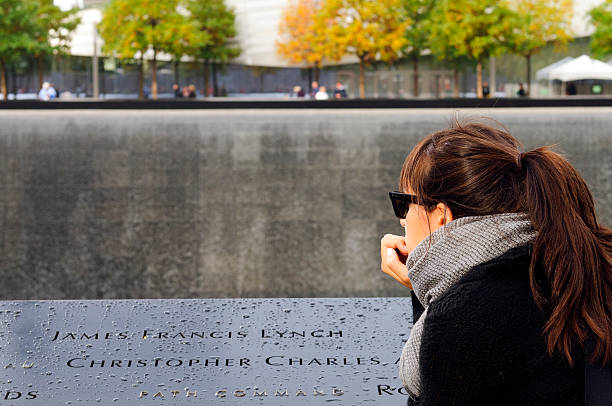 wanita menonton ground zero, new york city, usa - 0 11 bulan foto potret stok, foto, & gambar bebas royalti