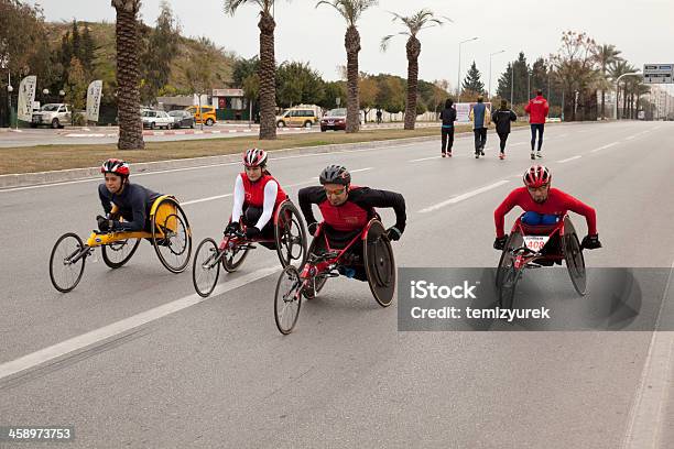 Corredores Deficientes - Fotografias de stock e mais imagens de Cadeira de Rodas - Cadeira de Rodas, Corrida de Cadeira-de-rodas, Desporto