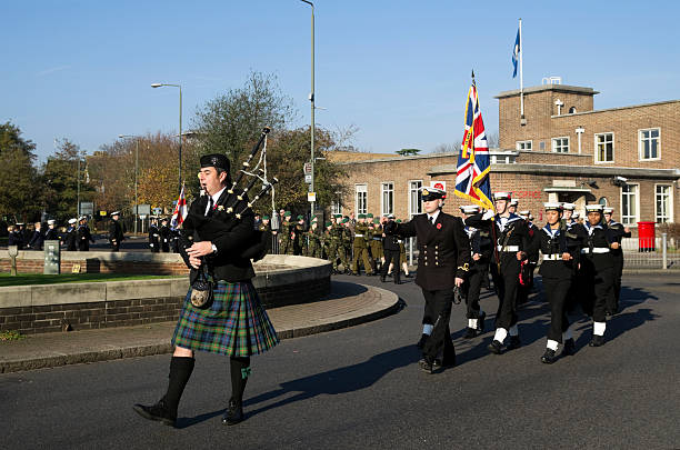 piper e cadetes marchando no dia do armistício britânico - world war i horizontal editorial british military - fotografias e filmes do acervo