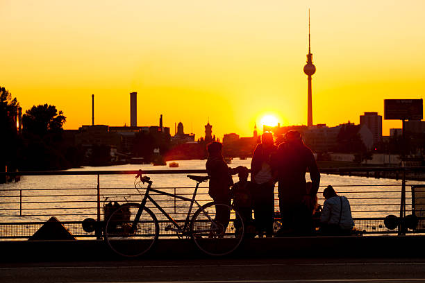 sol de verano en berlín, alemania - candid downtown district editorial horizontal fotografías e imágenes de stock