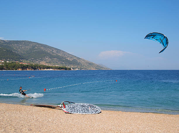 솔개 서퍼 in action - kiteboarding sunlight croatia dalmatia 뉴스 사진 이미지