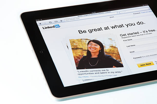 page linkedin sur apple sur ipad2 - linked in photos et images de collection