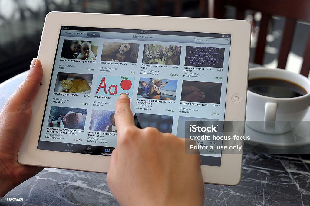 Youtube no iPad 3 - Foto de stock de YouTube royalty-free