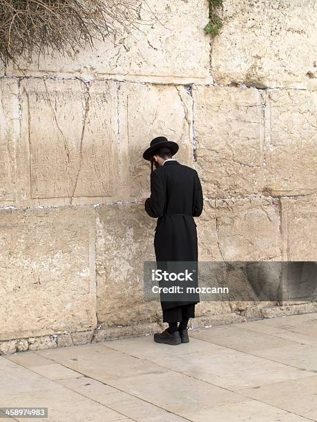 Foto de Homem Ortodoxa Judaica Prays No Oeste De Parede e mais fotos de stock de Muro das Lamentações - Muro das Lamentações, Arquitetura, Capitais internacionais