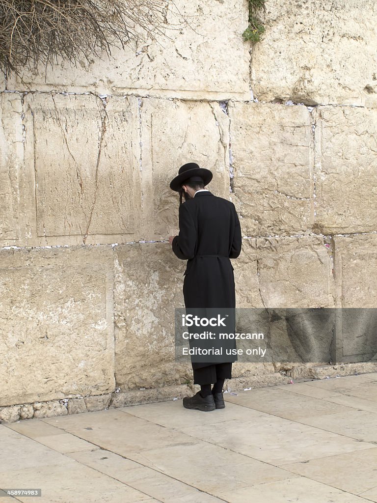 Православная Еврейский человек, но человеческое на западной стене - Стоковые фото Стена плача роялти-фри
