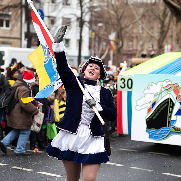 rosenmontagszug, ulica karnawał w rose poniedziałek moguncja, niemcy - flag bearer zdjęcia i obrazy z banku zdjęć