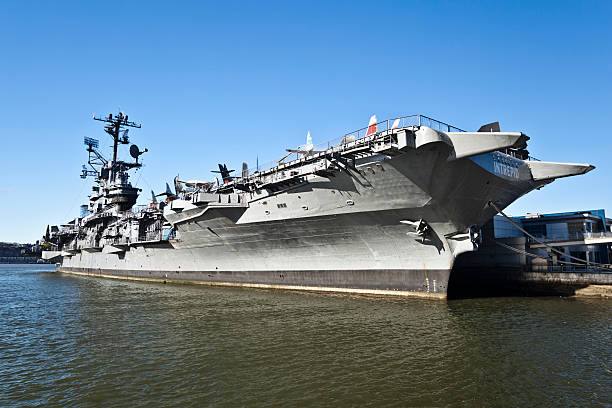 de l'u.s.s..  intrepid - named military ship photos et images de collection