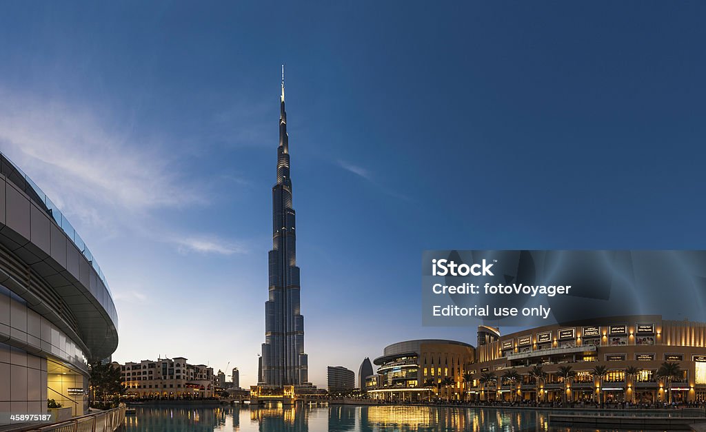 Burj Khalifa en Dubai, restaurantes en el centro comercial iluminado frente al mar - Foto de stock de Burj Khalifa libre de derechos