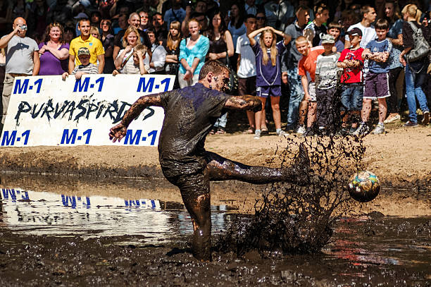 глиняная футбольный игрок - mudball стоковые фото и изображения