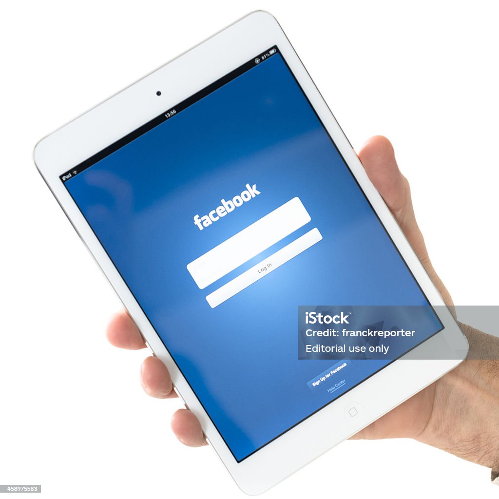 Mão humana segurando o novo Ipad Mini com facebook.com aplicativo - Foto de stock de Fundo Branco royalty-free