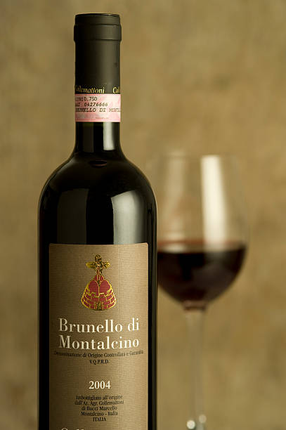 le brunello di montalcino bouteille de vin dans une configuration dîner - montalcino photos et images de collection