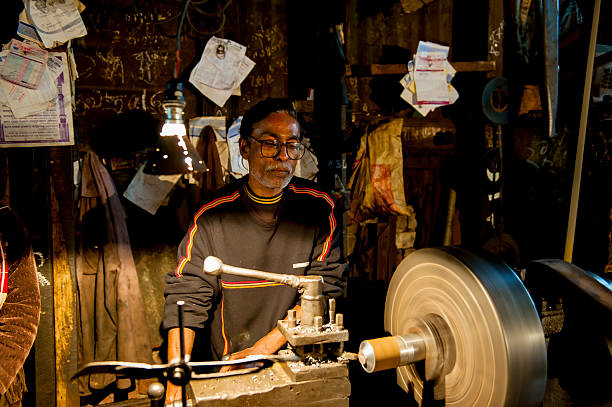 homem operando torno mecânico no workshop, o bangladesh - benglalese - fotografias e filmes do acervo