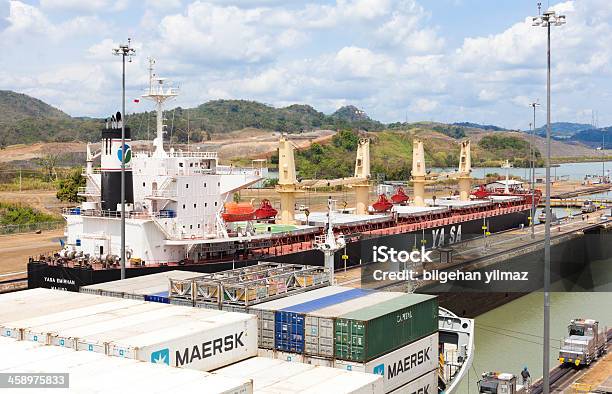 Freighter В Панамский Канал Miraflores Замком — стоковые фотографии и другие картинки Без людей - Без людей, Береговая линия, Гавань