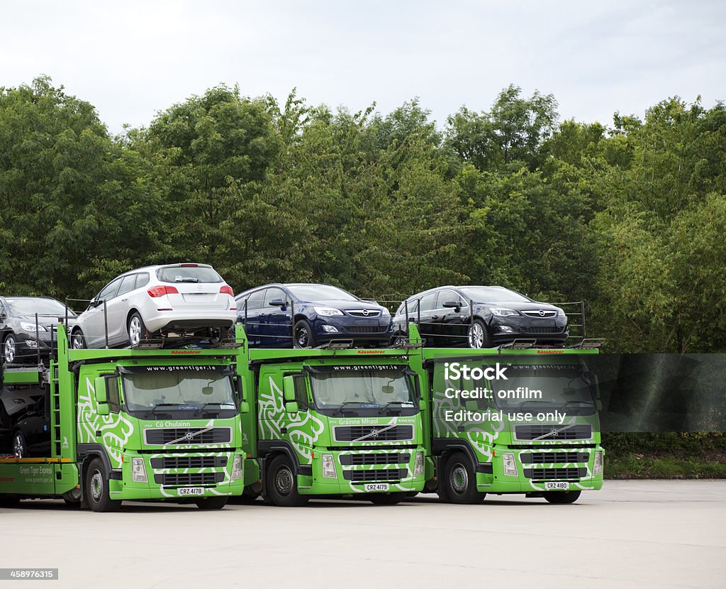 Transportadores de automóviles en una línea - Foto de stock de Camión de peso pesado libre de derechos