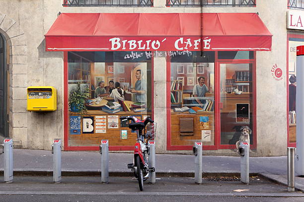 biblio'café w lyon, francja - malarstwo iluzjonistyczne zdjęcia i obrazy z banku zdjęć