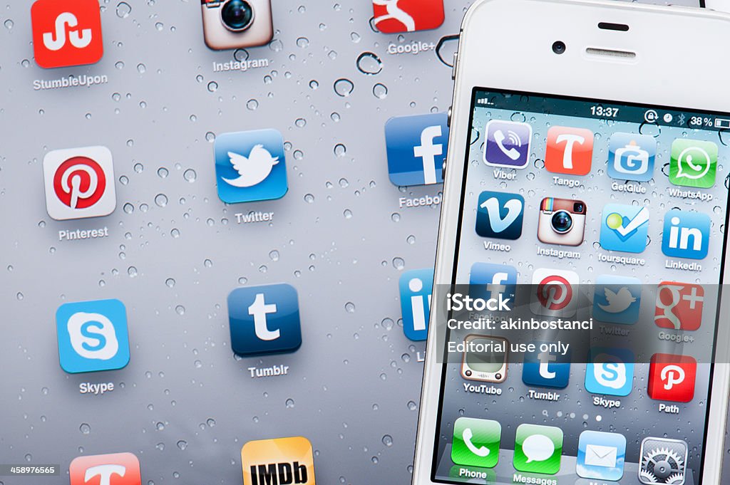 Le applicazioni per i Social Media su schermo di iPhone e iPad - Foto stock royalty-free di Apple Computers