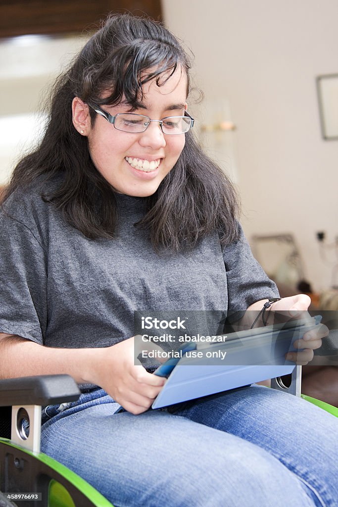 히스패닉계 여자아이 쥠 수탁인이 iPad2 - 로열티 프리 iPad 스톡 사진