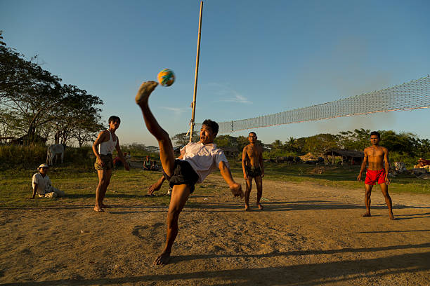 takraw joueurs au myanmar du delta de l'irrawaddy - sepak takraw photos et images de collection