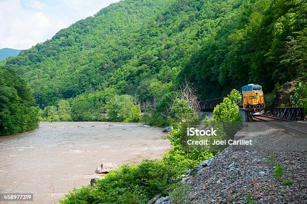 Foto de Csx Trem Transportando Carvão Em Appalachia e mais fotos de stock de Trem - Trem, Beleza natural - Natureza, Bosque - Floresta