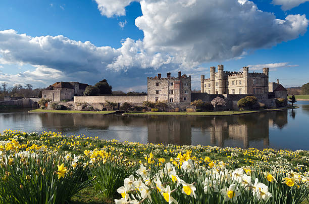 castelo de leeds - leeds castle imagens e fotografias de stock