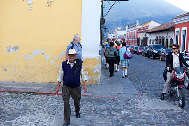 człowiek gwatemali - editorial guatemala antigua tourist zdjęcia i obrazy z banku zdjęć