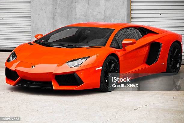 Красный Lamborghini Aventador — стоковые фотографии и другие картинки Lamborghini - Lamborghini, Оранжевый, Lamborghini Aventador