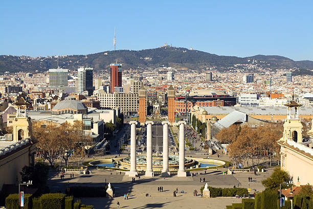 turistas na cidade: barcelona e quadrado plaça d'espanya - editorial built structure fountain town square imagens e fotografias de stock