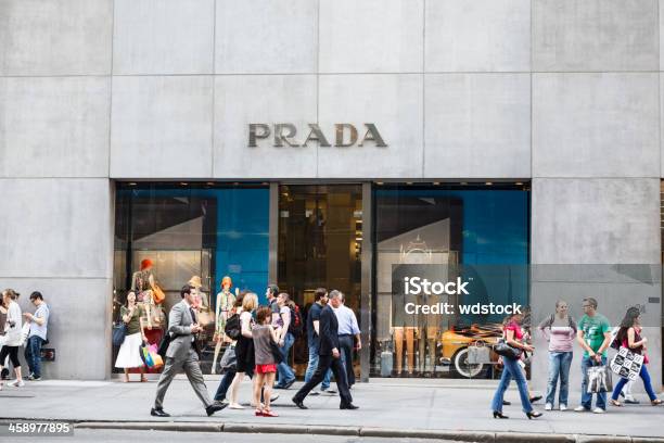 Prada Manhattan Fifth Avenue - zdjęcia stockowe i więcej obrazów Nowy Jork - Nowy Jork, Piąta Aleja, Centrum Manhattanu