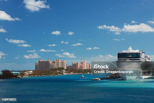 Foto de Navio De Cruzeiro Norueguesa Épica Ancorados Em Nassau Bahamas e mais fotos de stock de Bahamas