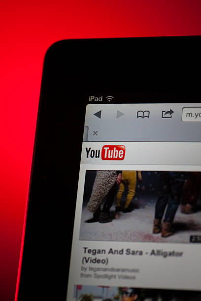 youtube のホーム�画面に ipad - ipad apple computers note pad touch screen ストックフォトと画像