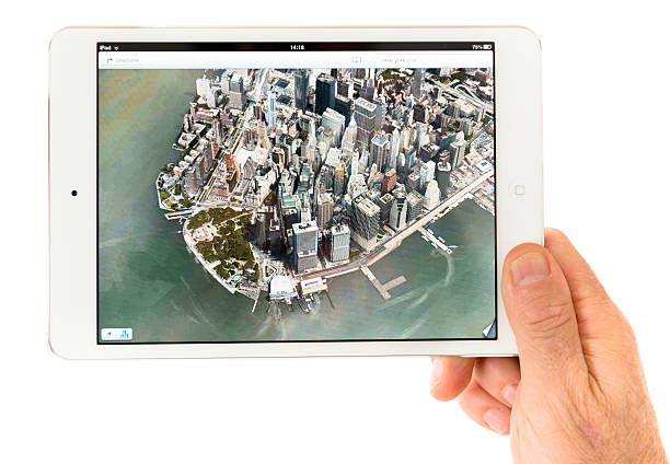 ludzką ręką trzymając nowy ipad mini apple mapy aplikacji - ipad iphone isolated ipad mini zdjęcia i obrazy z banku zdjęć