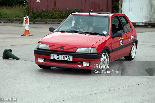 Peugeot 106 En Autocross Rally De Evento Foto de stock y más banco de imágenes de Más de 100 - Más de 100, Peugeot, Aparcamiento