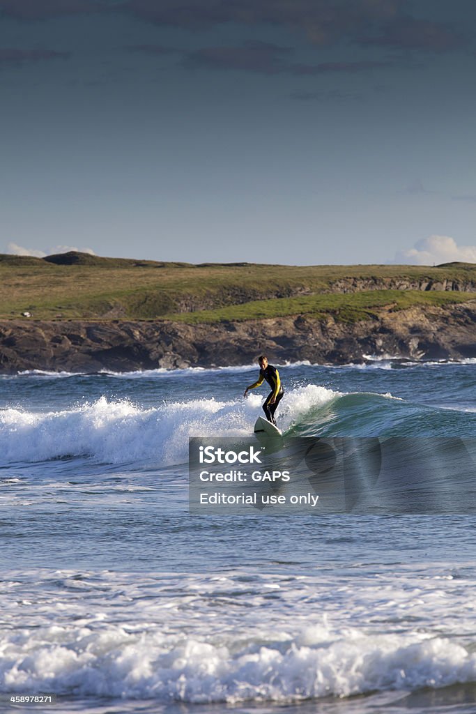 Ondas de equitação de surfista em Constantine Bay na Cornualha - Royalty-free Ao Ar Livre Foto de stock