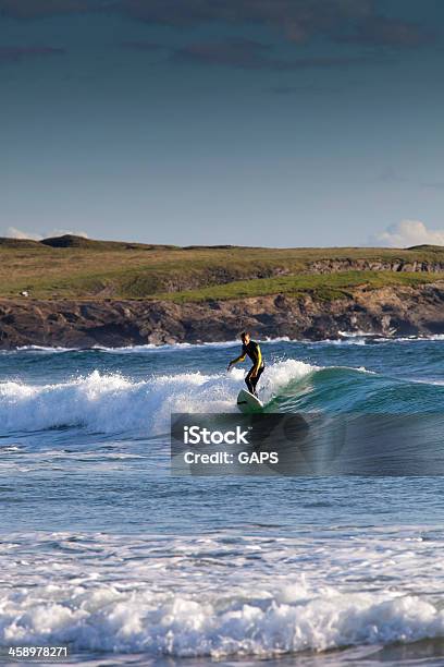 Ondas De Equitação De Surfista Em Constantine Bay Na Cornualha - Fotografias de stock e mais imagens de Ao Ar Livre