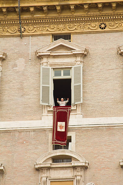 教皇のウィンドウ - papal conclave ストックフォトと画像