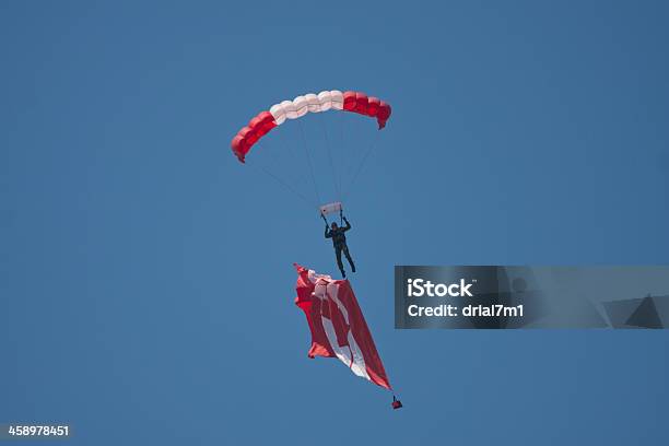 Foto de Canadian Forças Skyhawks Equipe De Páraquedas e mais fotos de stock de Abbotsford - Canadá - Abbotsford - Canadá, Adulto, Azul