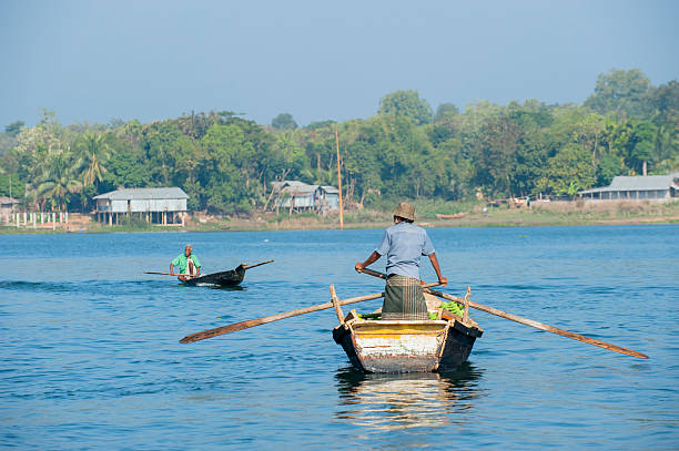 mann im boot rudern auf kaptai lake, bangladesch - benglalese stock-fotos und bilder