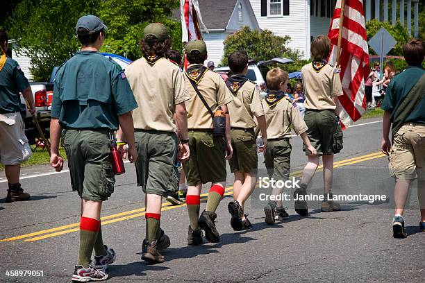 Boy Scouts Of America Marchando En Memorial Day Parade Foto de stock y más banco de imágenes de Boy scout