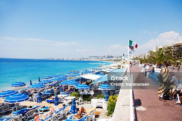 Plaża W Nicei - zdjęcia stockowe i więcej obrazów 12-ta Godzina - 12-ta Godzina, Angielska Promenada, Budynek z zewnątrz