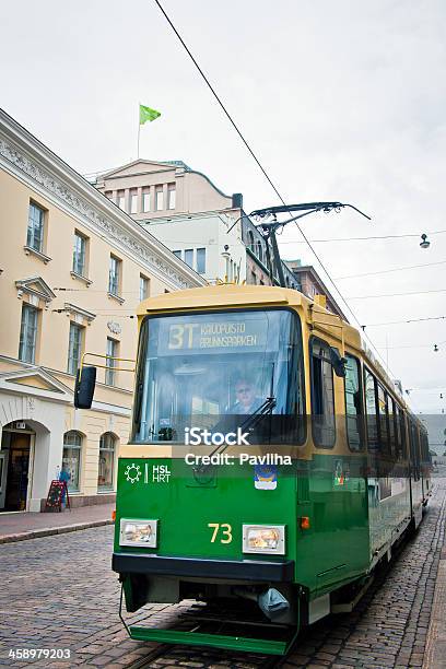 Photo libre de droit de Green Yellow Tramway Funiculaire À Helsinki Finlande Europe banque d'images et plus d'images libres de droit de Adulte