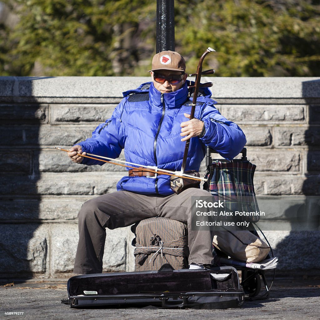 Chinois homme jouer de la musique ethnique de Central Park - Photo de Er Hu libre de droits