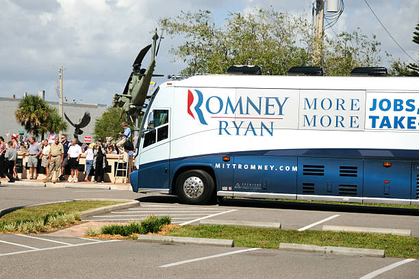 romney ryan campanha autocarro chegar republicana rally na flórida - mitt romney political rally usa election imagens e fotografias de stock