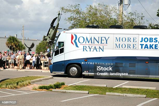 Foto de Romney Ryan Campanha Ônibus Chega Republicana Rally Na Flórida e mais fotos de stock de John McCain